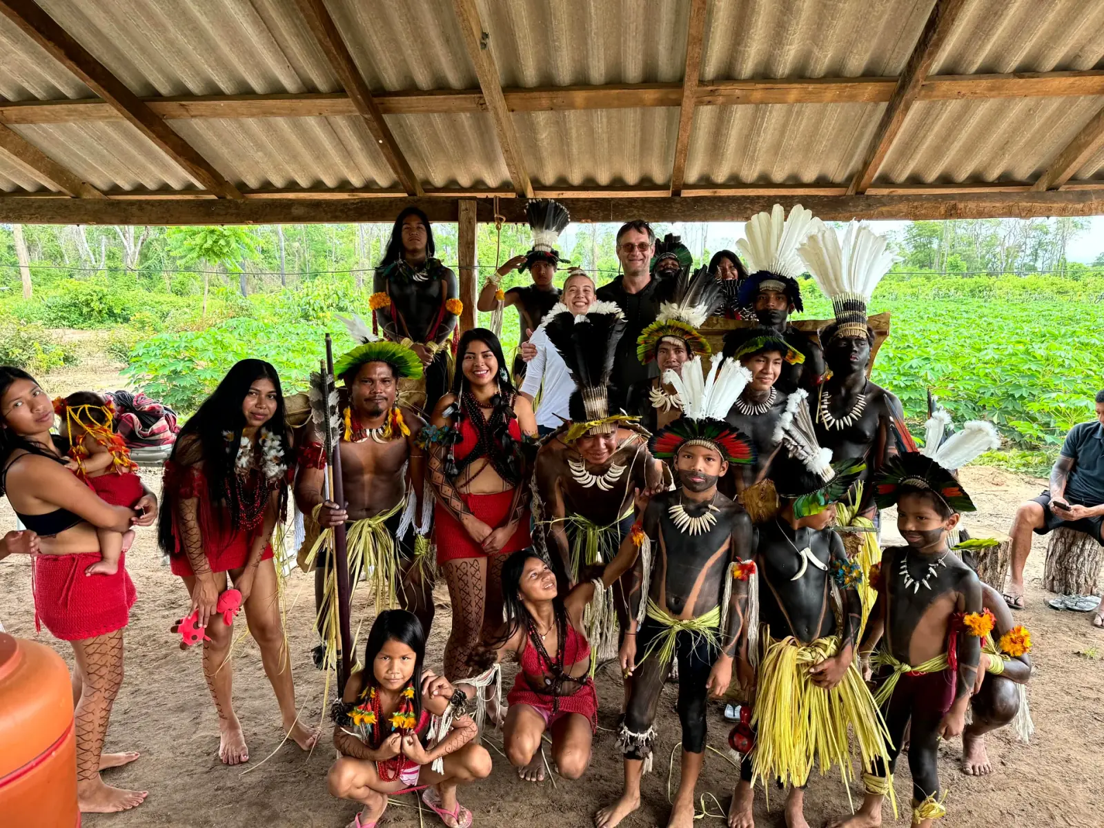 Visitors and Balatiponé Umutina community members gathered together in the reserve