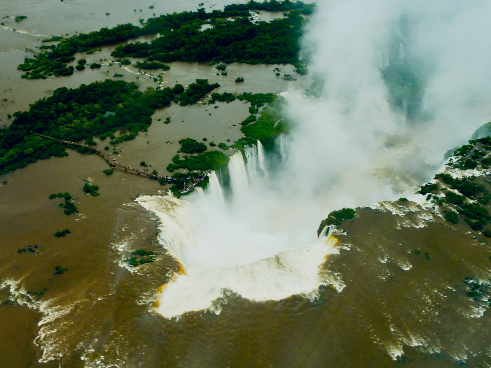 The catwalk over the river leading to the edge of the Garganta del Diablo on the Argentine side