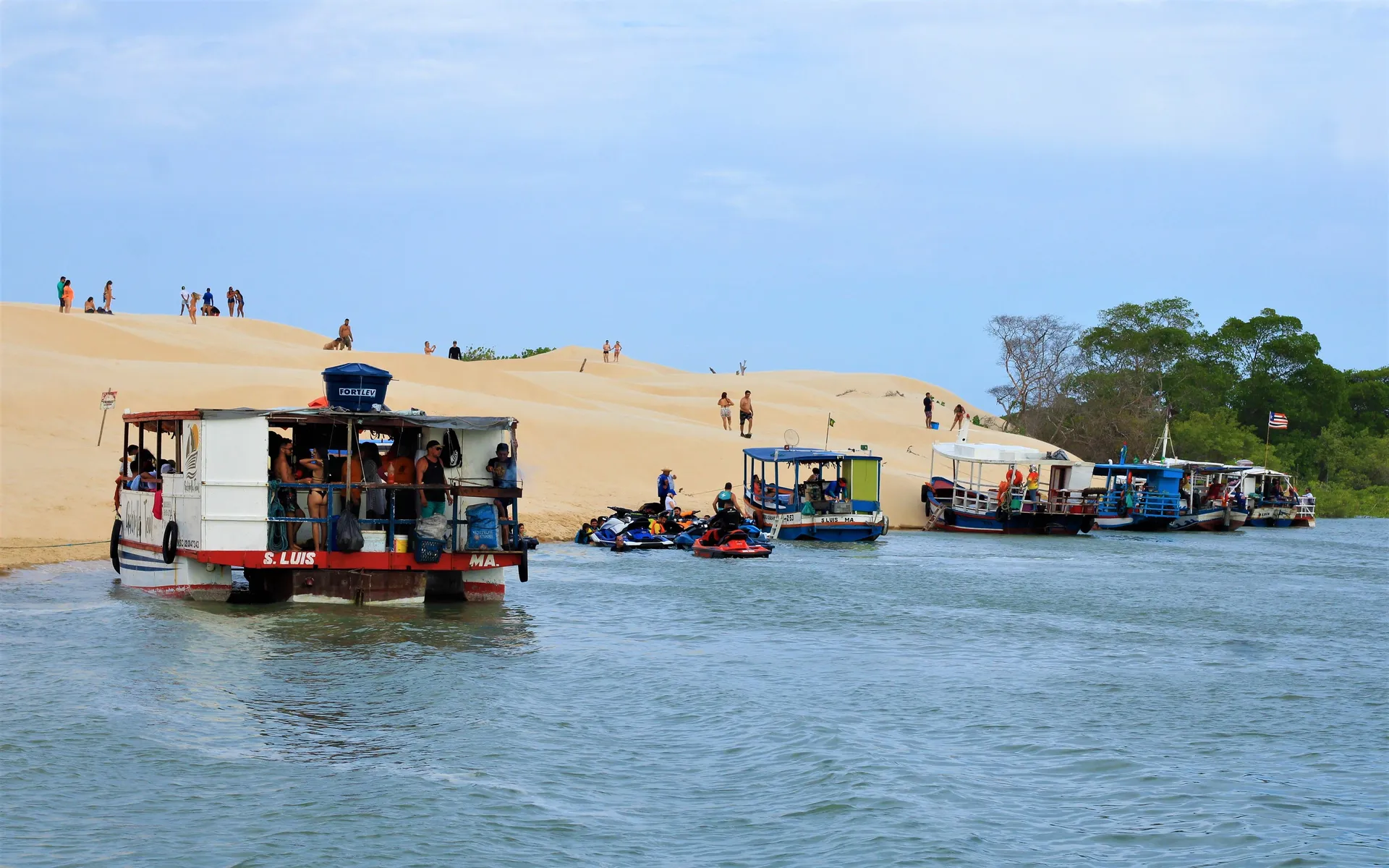 The smaller coastal dunes and quiet lagoons of the Pequenos Lençóis near Atins